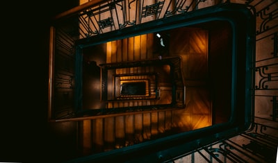 棕色和绿色螺旋楼梯的航空摄影